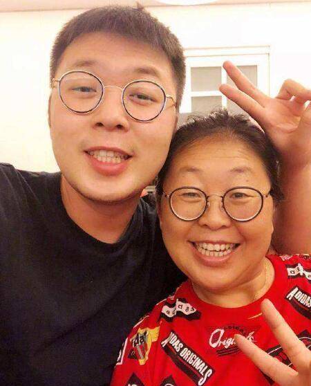 而杜海涛姐姐并没有选择这两种方式,而是硬刚问责的网友,直接开怼:爱