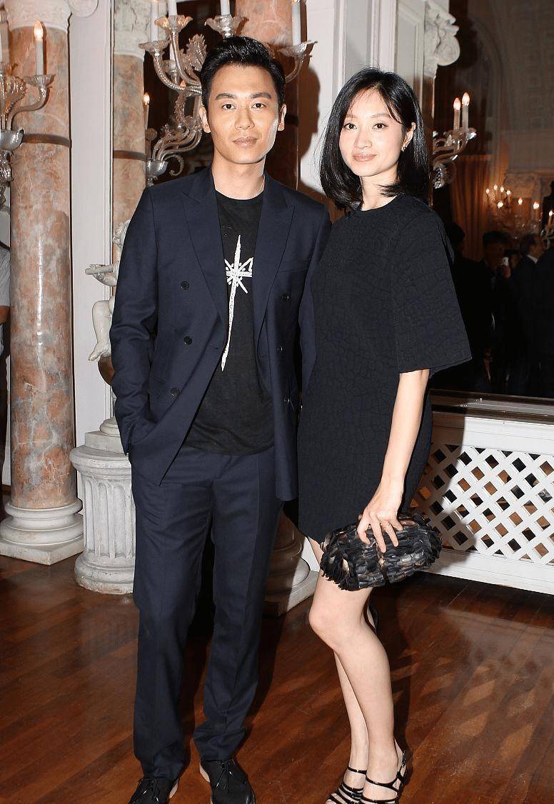 朱亚文的老婆还挺甜美的,穿黑裙也不显老气,简约搭配挺有气质_女生