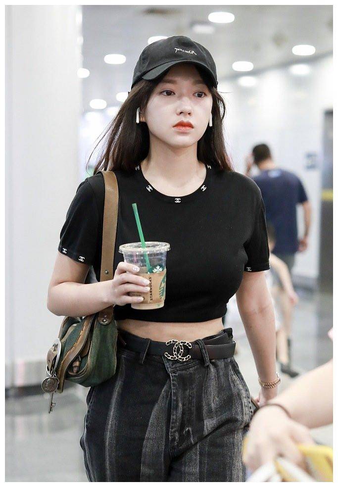 原创歌手程潇机场现身短款t恤狠秀蛮腰网友颜值气势太nice了