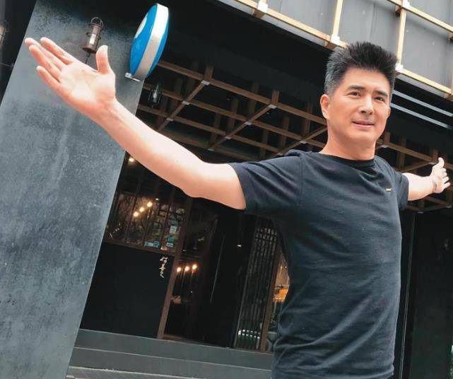 二婚娶小14岁的娇妻,5天4次密会女富豪,还曾对妻子实施家暴_邵昕_李翊