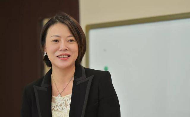 林晓芸今年仅有35岁,是个妥妥的85后,但是他已经是新加坡中鑫金业集团