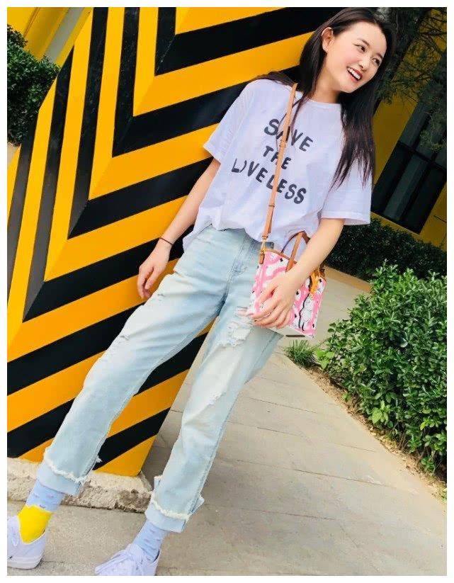 有一种"时尚"叫蒋依依的袜子,右脚多穿一只,简直潮到没朋友!