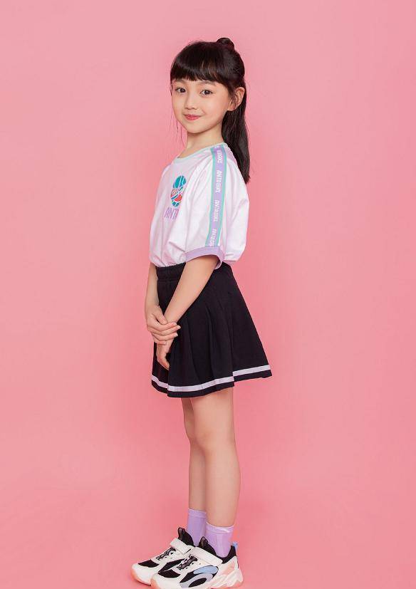 小山竹的时尚感也很强,长腿长胳膊,让她穿什么衣服都很还看,就连学生