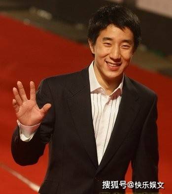 原创成龙40岁儿子罕露面！出事之后开始经商，开200万豪车送货被举报