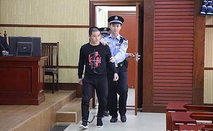 逼人当众下跪树立威名 公然持枪对射逞强斗狠_许红兵_刘成_贵港