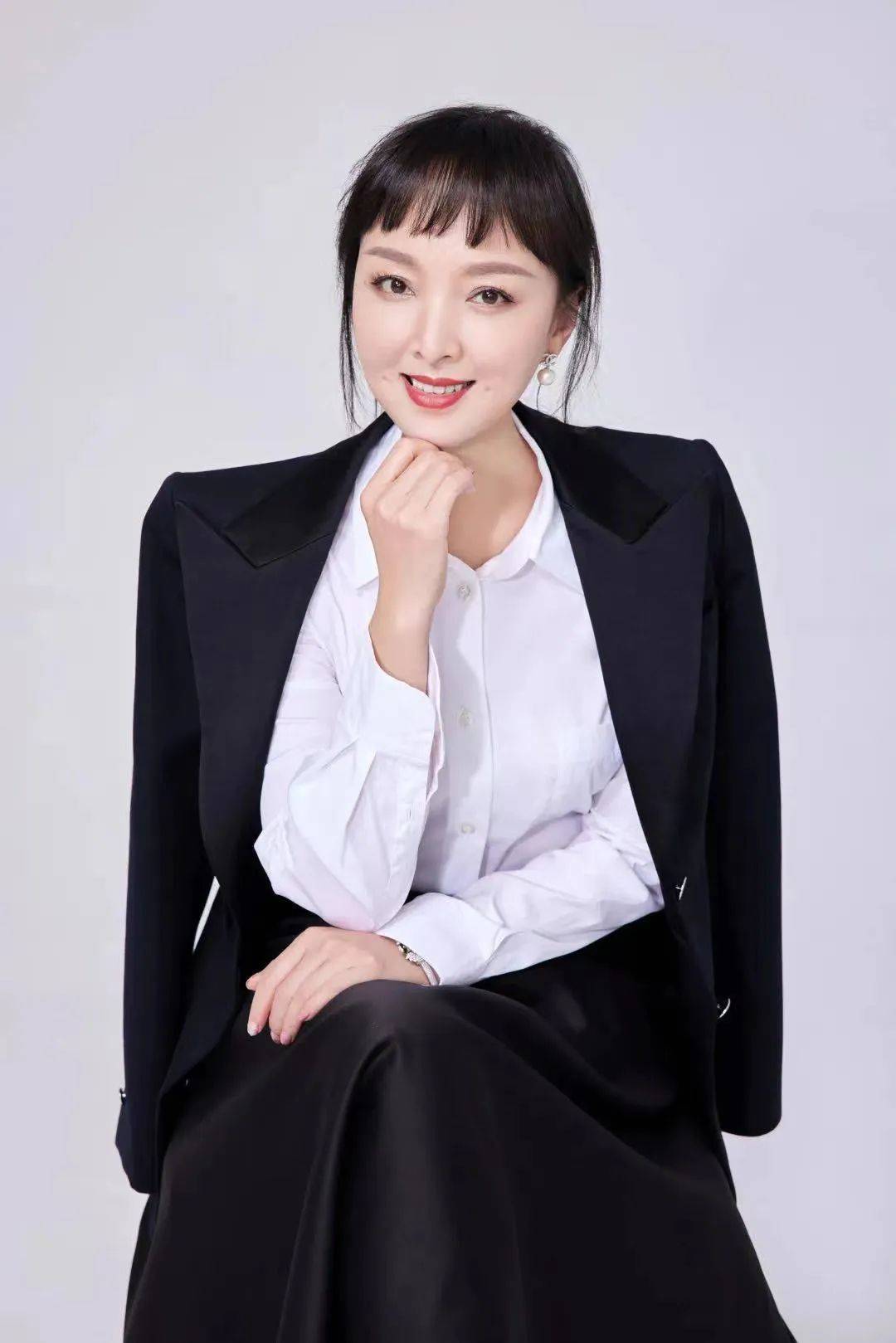 女性的博学与智识感到叹服,她的身份是平安寿险的一位代理人,叶云燕