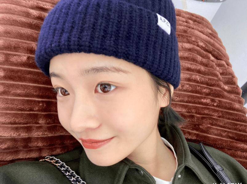 李庚希秀素颜自拍,谁注意到她的眉毛纹路?这才是19岁的样子