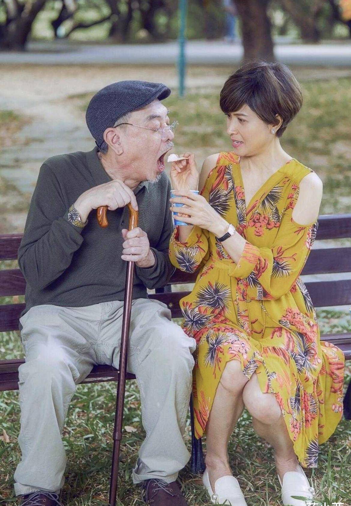 65年的邵美琪越老越洋气穿小黑裙配复古盘发看着就像一贵妇