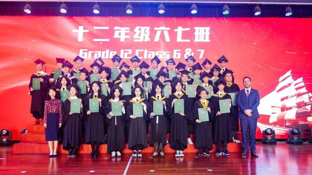 天津枫叶国际学校校服图片