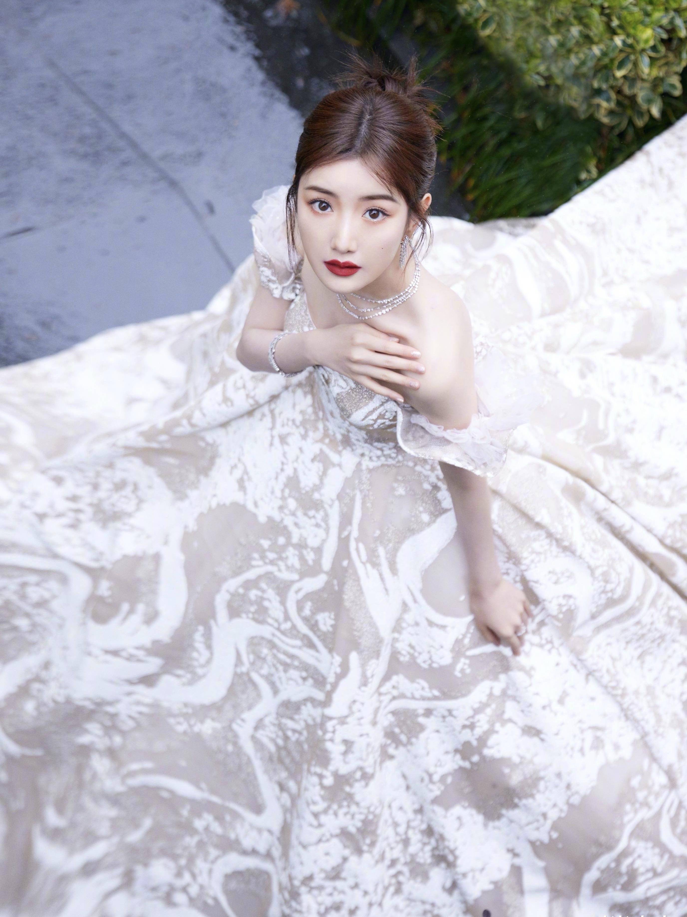 毛晓彤拾光盛典造型太美了,白色抹身材裙镶满水晶,披个头纱就可以结婚