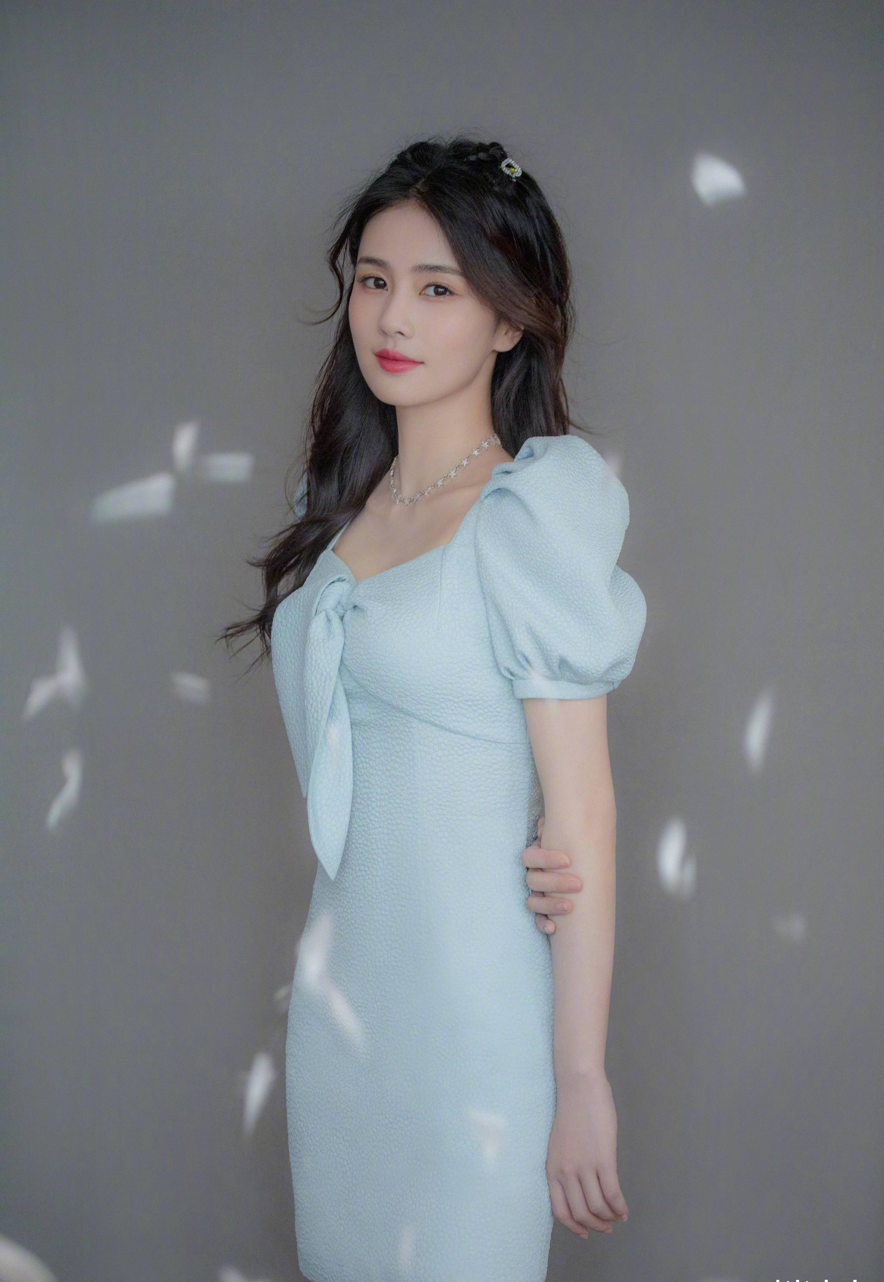 白鹿嘟嘴卖萌照曝光,白色碎花连衣裙抱着小鸭子,甜美可爱_少女_泡泡