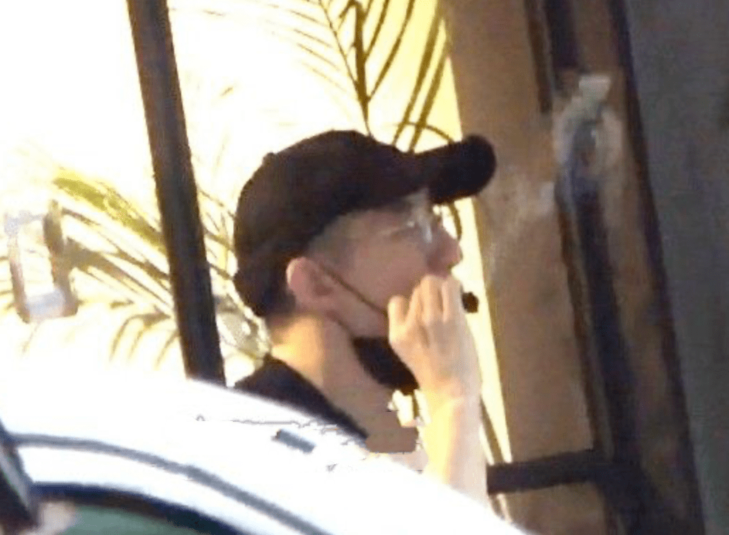 39岁房祖名罕见露脸与友人聊天,专注经商卖酒