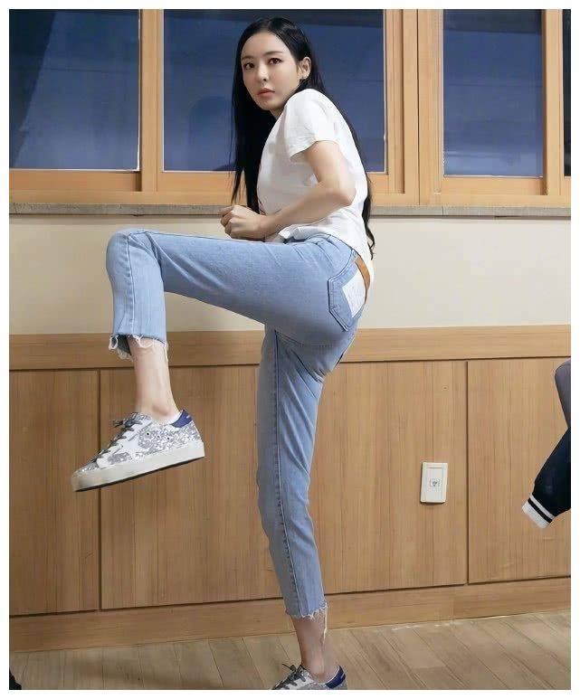 她是韩版万年女二穿t恤牛仔裤34岁身材逆天了