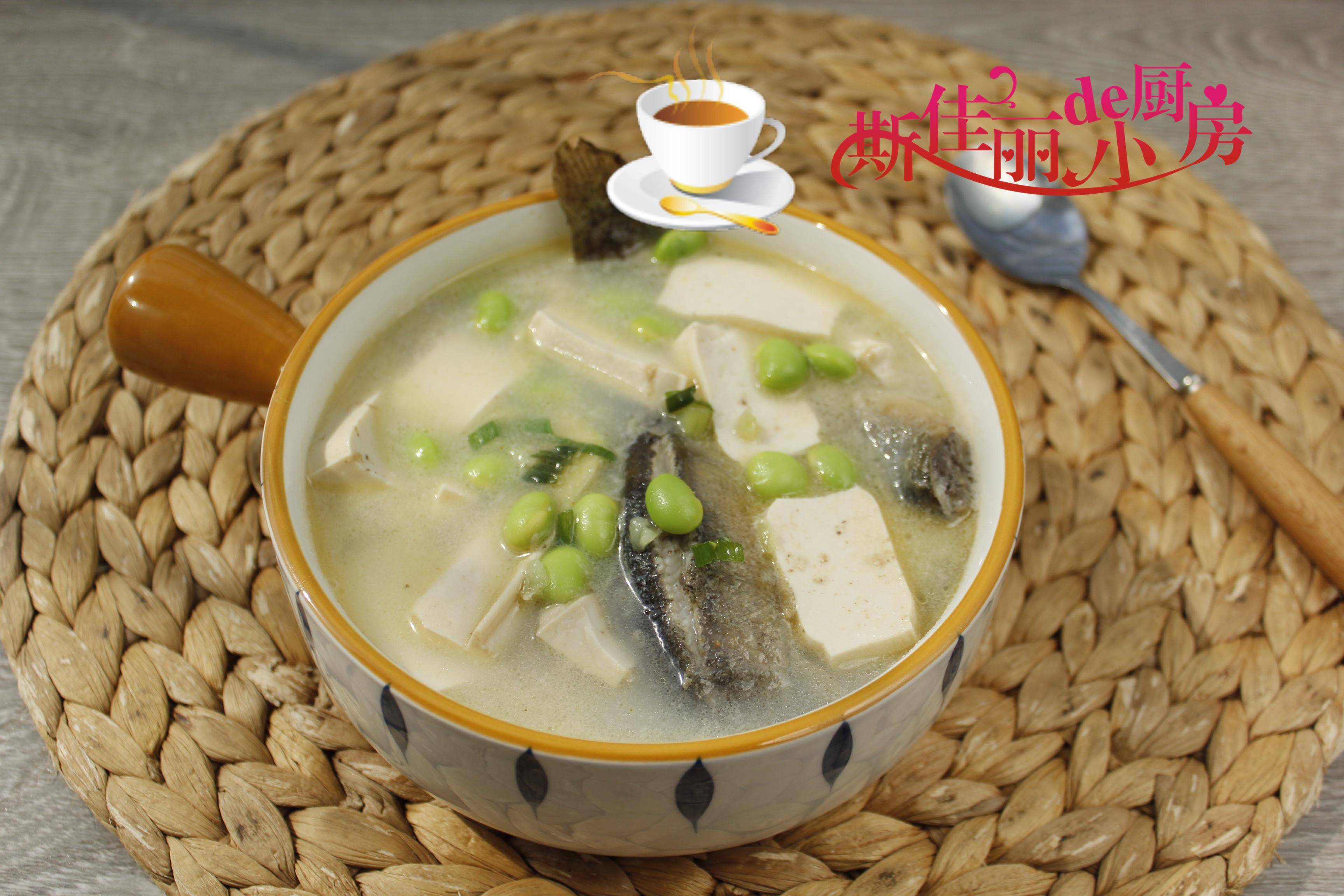 豆腐和豆米都是适合长时间的炖煮,待到泥鳅汤奶白后加入盐等调味即可.