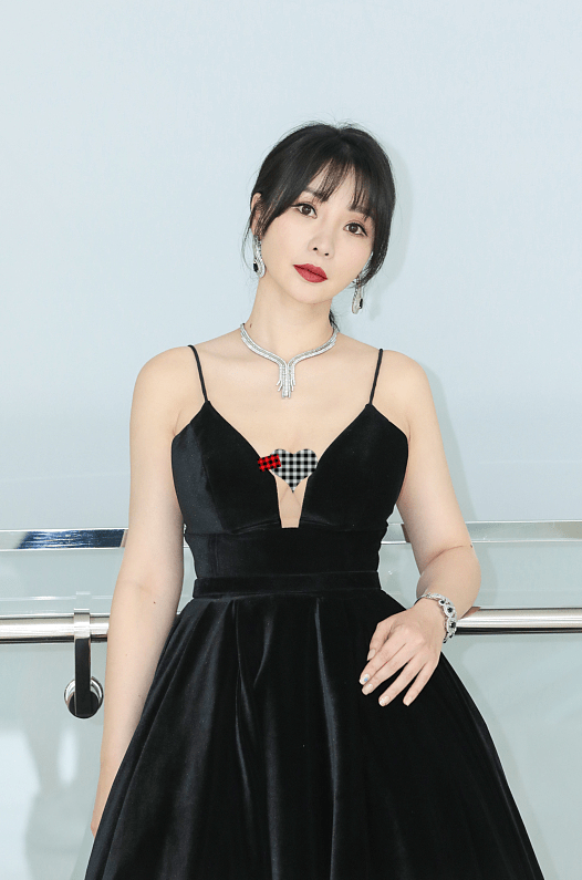 柳岩穿衣挺大胆,穿纯黑色大v礼服秀身材,妩媚迷人