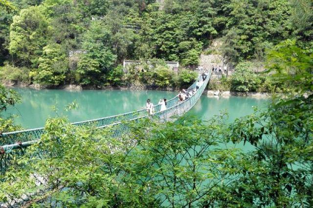 江南悬空寺，天然立佛！浙江一景区，景色优美，被誉为浙西小九华