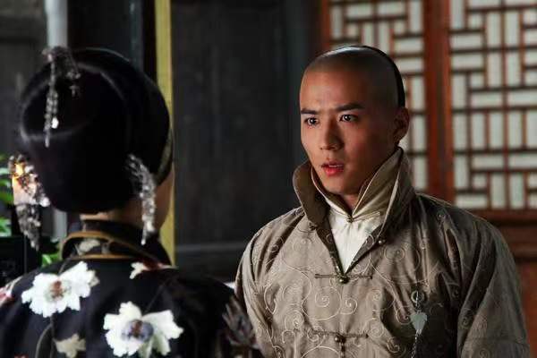 《宫锁珠帘》后,于正也将不少资源都倾斜给了魏千翔,(魏千翔和陈晓的