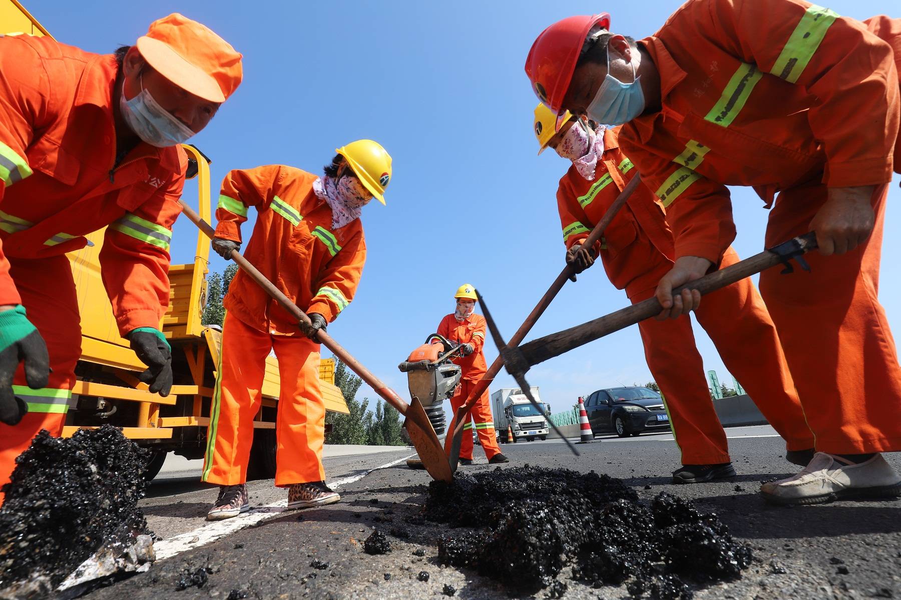 烈日下的坚守67致敬高温下的工作者