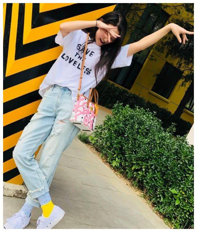 有一种"时尚"叫蒋依依的袜子,右脚多穿一只,简直潮到没朋友!