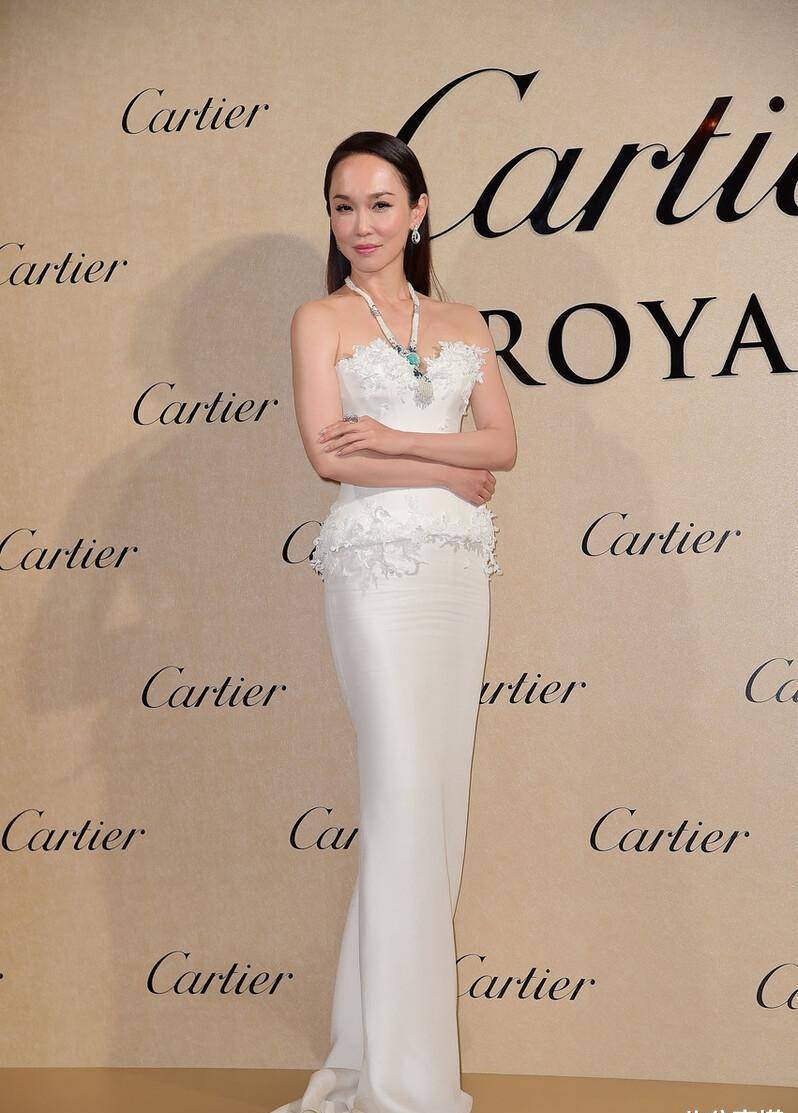 原创范文芳哪像阿姨辈一袭白色抹身材长裙妩媚动人美得让人心动
