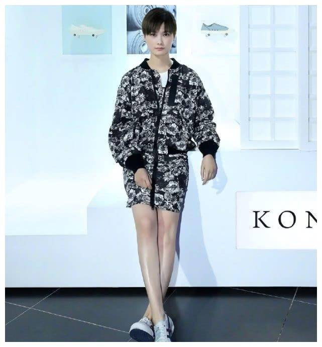 李宇春穿着裙子西装,里面穿着白色t恤和白色鞋子,她的形状很简单,穿