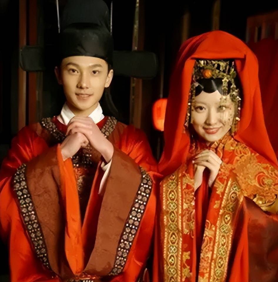 《红楼梦》这么多年,也被各种艺术形式呈现,比如戏曲,电影和电视剧