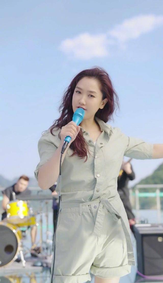 原创阿姨辈的玲花一点不服老学00后挑战连体裤成功美过同龄人