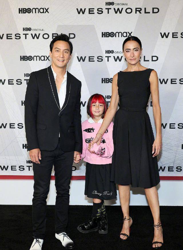 6月22日,吴彦祖带着妻子lisaselesner和女儿吴斐然,合体亮相《西部