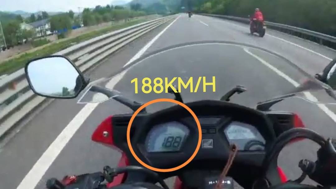 北京多名骑士组团飙车最高时速188楞没追上同伴队中有女骑士