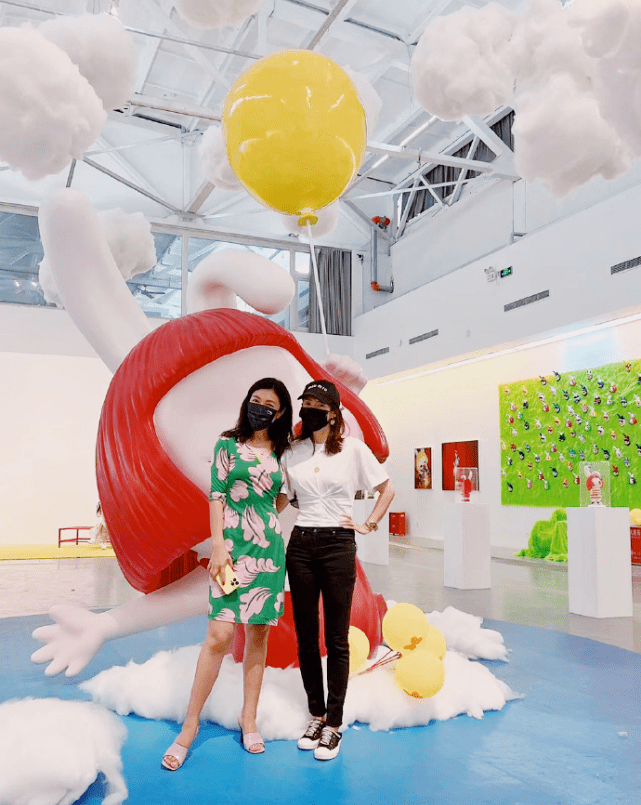 章子怡带儿女看艺术展,醒醒变小美女,儿子超可爱