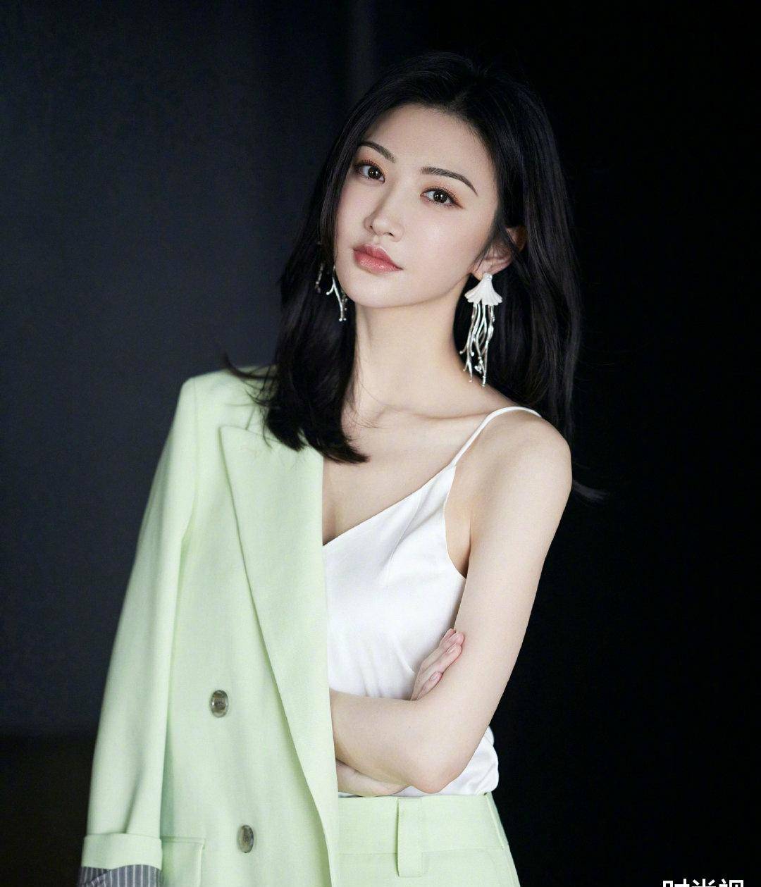 这套西服的颜色再搭配上景甜本就白皙的皮肤,使景甜看上去清爽.