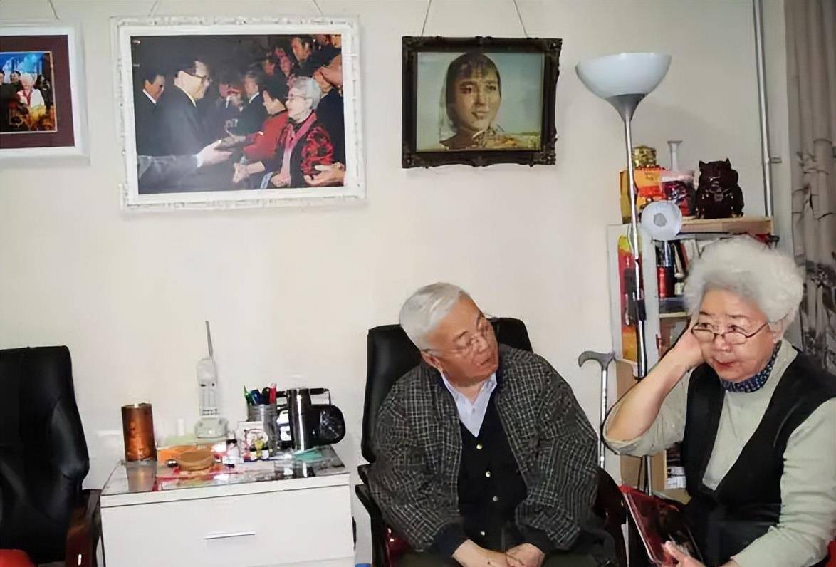 (田华和丈夫苏凡)不久后,田华的小儿子杨雪红也被查出了绝症,是肺癌