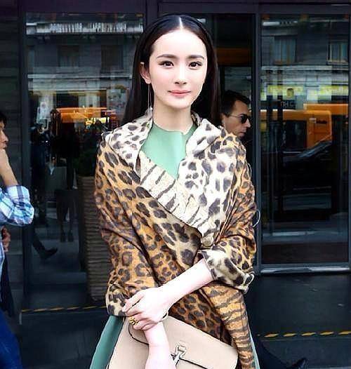 杨幂豹纹装,时尚诱惑,女神气质十足,谁还能穿的这么美_个性_围巾_野性