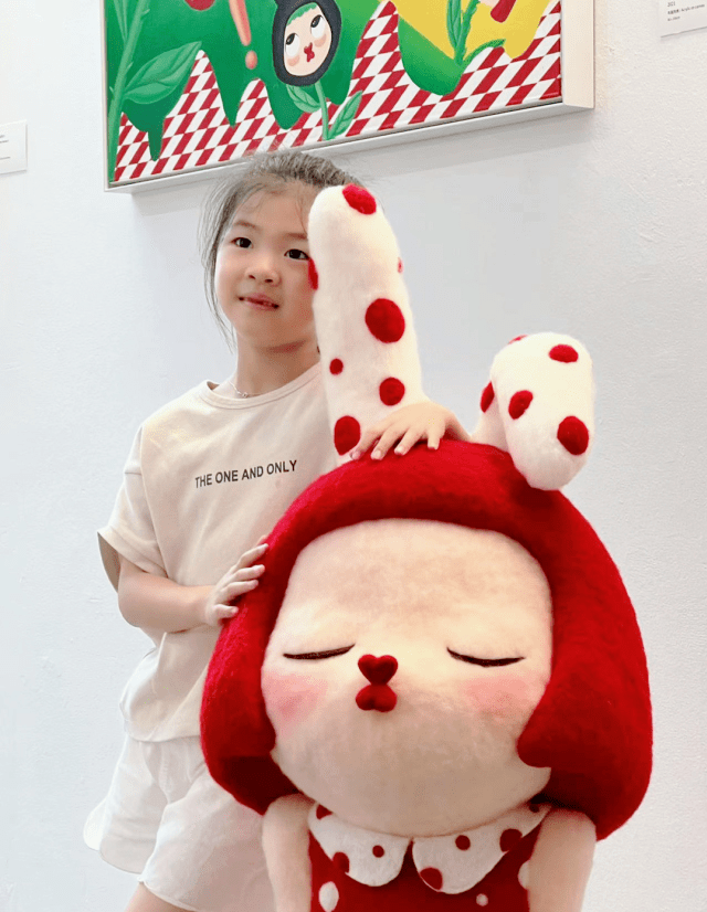 章子怡带儿女看艺术展,醒醒变小美女,儿子超可爱