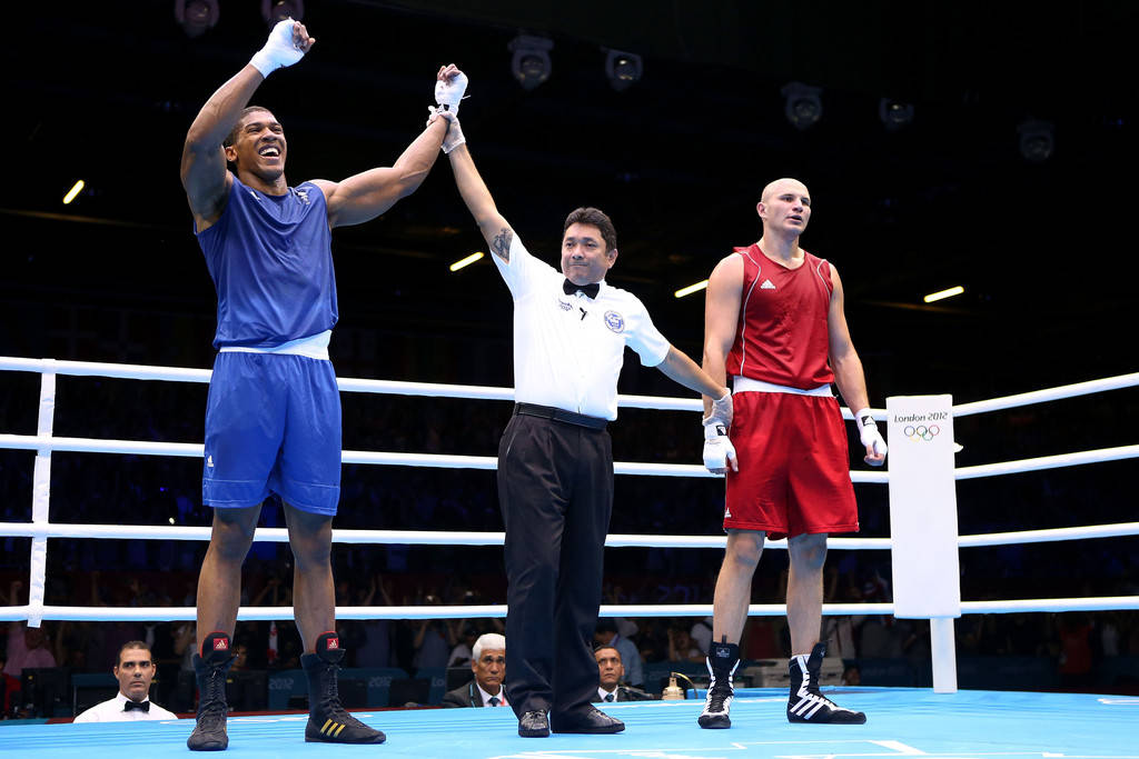 前奥运会拳击铜牌得主击败对手,赢得职业拳击比赛12连胜_伊万·季奇科