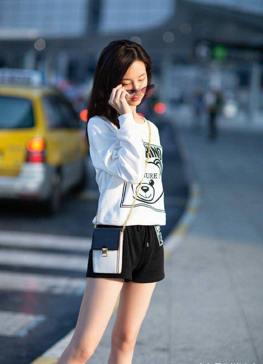 原创陈都灵现身机场穿白色卫衣配黑色运动短裤秀细长直美腿超吸睛