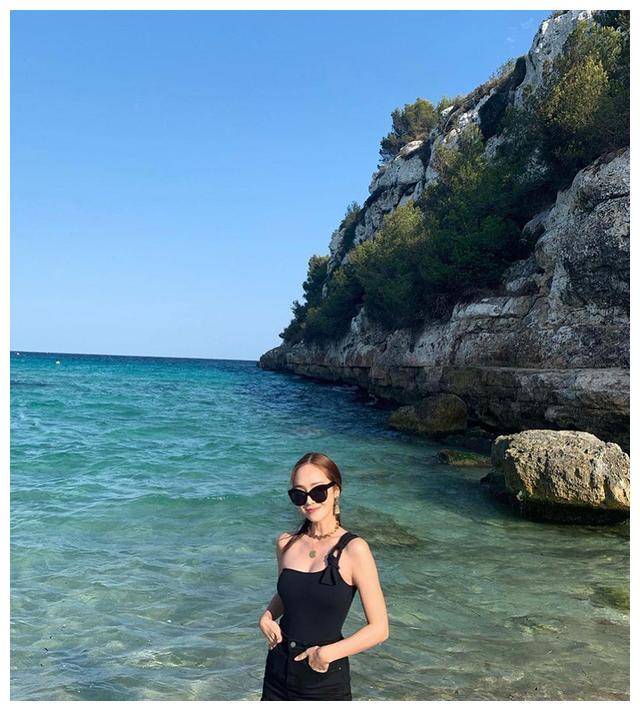 郑秀妍朴敏英同游西班牙,法式宫廷风穿搭好亮眼_洁西卡_欧尼_泳装