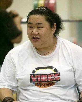 还记得打破世界纪录的举重冠军唐功红吗?