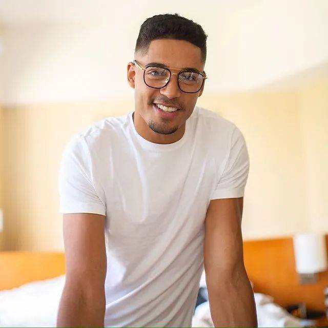 如今身高一米八八是娱乐圈新贵_michael_behling_evans