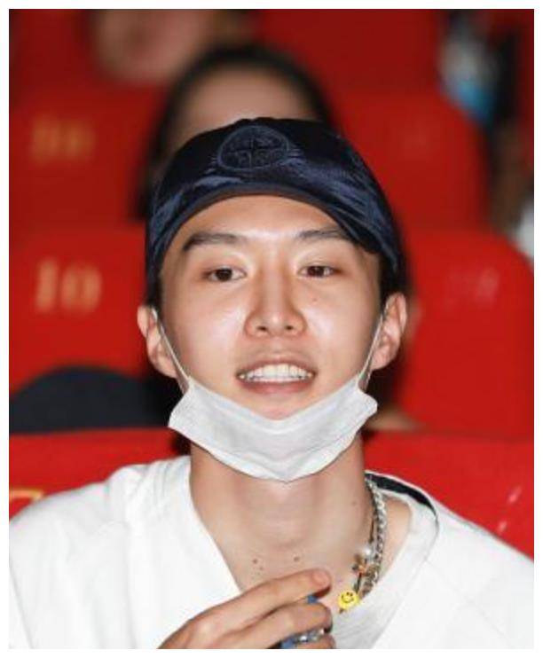 范丞丞大方素颜出镜,满脸油光垮到认不出,"小鲜肉"魅力尽失_丞相_时尚