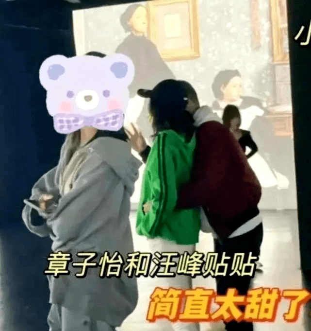 章子怡带儿女看艺术展,醒醒变小美女,儿子超可爱