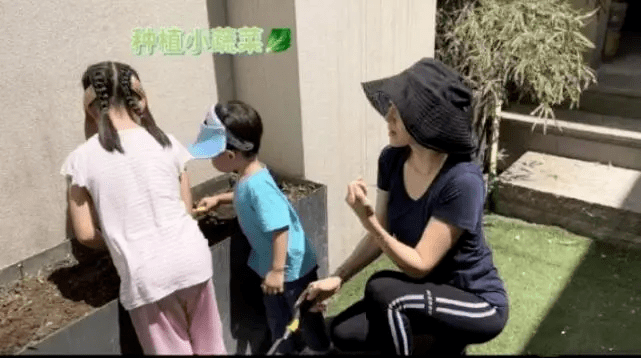章子怡带儿女看艺术展,醒醒变小美女,儿子超可爱