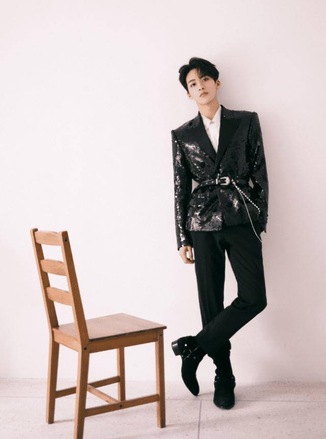 原创何洛洛拍摄高尔夫大片刺绣卫衣精美帅气少年感太强了