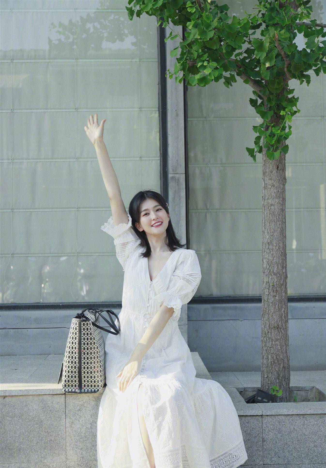 原创乔欣衣服外穿清纯又时尚穿黄色美人鱼裙简直太撩人