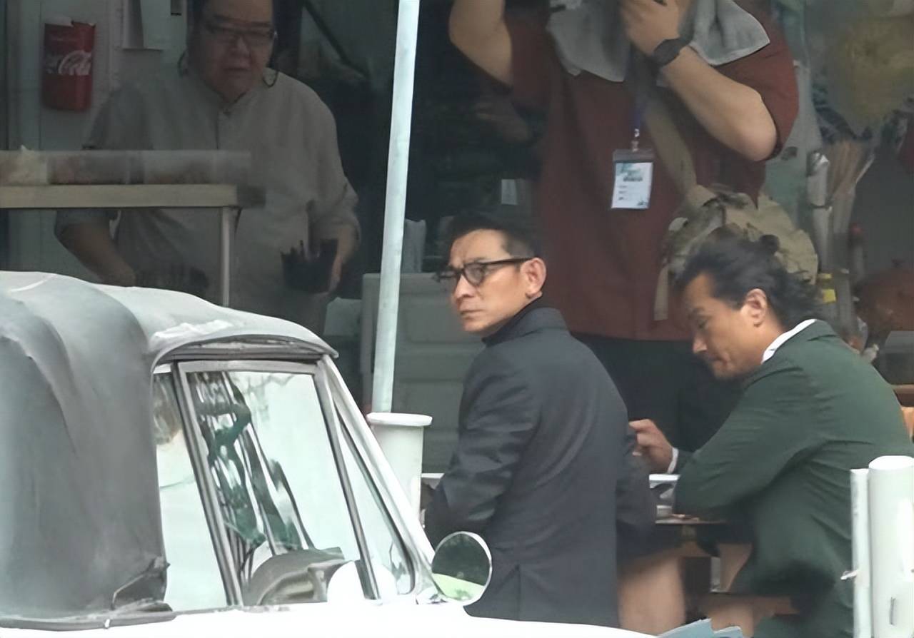 刘德华新剧开拍打扮有型有款林家栋郑则仕任达华陆续现身