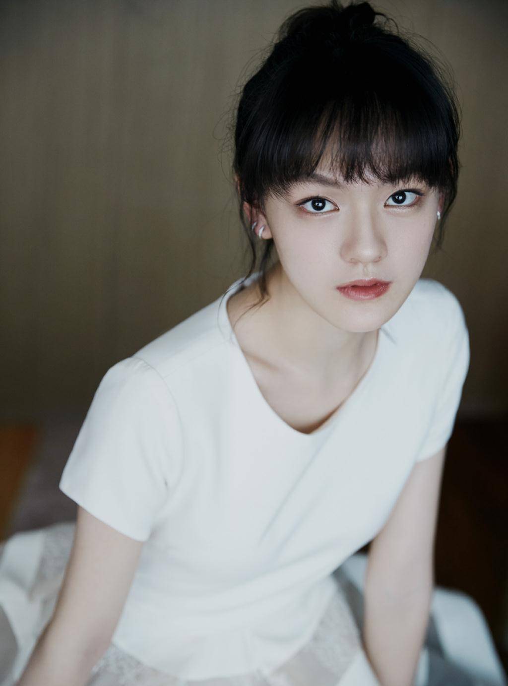 她是新生代四小花旦之一,白色吊带裙出席活动,这才是少女的模样_文淇