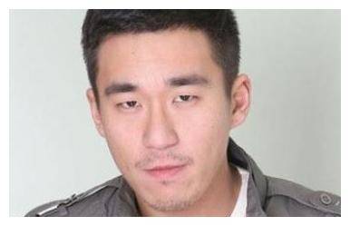 原因大家可想而知,之前介绍过黄定宇的背景,他在教育界乃至娱乐圈都