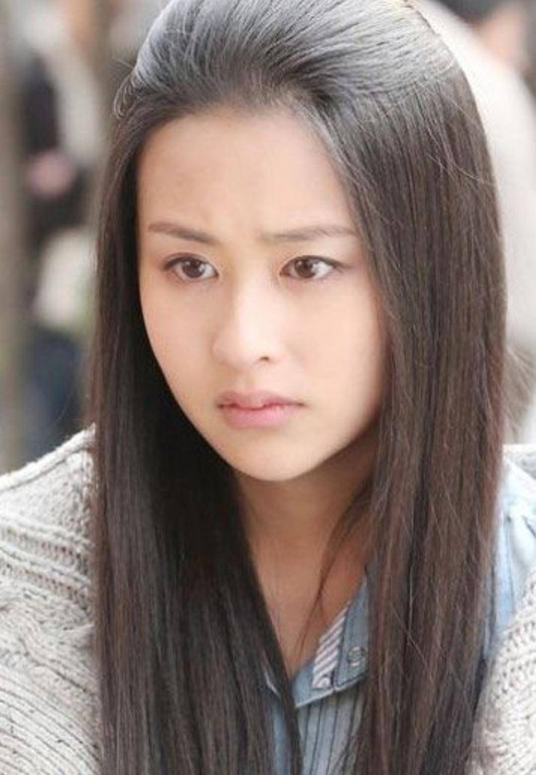 2011年,颖儿主演《千山暮雪》饰演童雪,从小失去父母,被舅舅养大,她