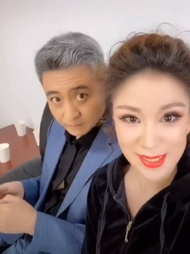 携妻子游玩,一头白发误认为老爷爷_高明婷_祝福_头发