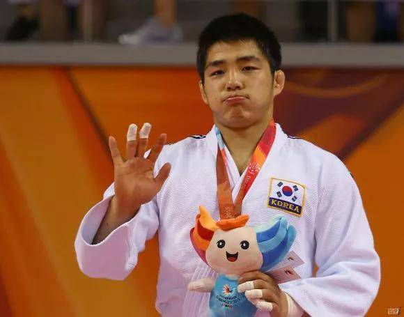 原创他身高182公分体型健硕结实帅气颜值吸引不少人的眼光